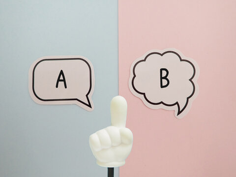 吹き出しにAとBの文字、AかBか　選択肢　真ん中に指差し棒