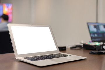 Laptop blank white screen in meeting room seminar. mockup monitor notebook isolated screen display. template video conference empty space using for work presentation.