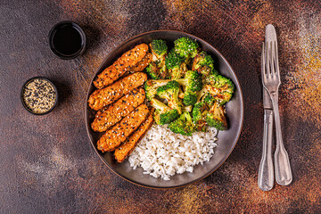 Fried tempeh with rice and broccoli.