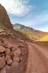 paisagem de uma estrada de terra e lindas montanhas  Cajón del Maipo e Embalse El Yeso, Chile...