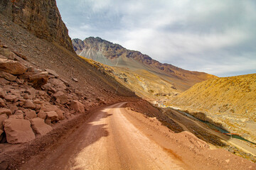 rua vermelha em Cajón del Maipo e Embalse El Yeso, Chile cordilheira dos Andes, Santiago, Chile