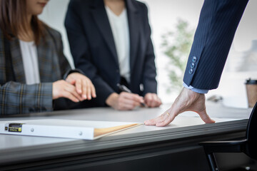 会議室で意見する会社員　 Business