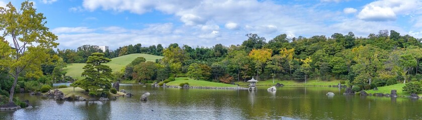 Fototapeta premium 色づき始めた秋の日本庭園のパノラマ情景