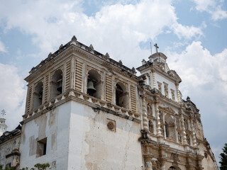 Fototapeta na wymiar La bella ciudad colonial de Antigua en Guatemala