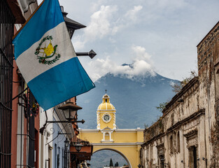 La bella ciudad colonial de Antigua en Guatemala - obrazy, fototapety, plakaty