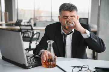 Foto op Plexiglas Old male employee drinking alcohol at workplace © Serhii