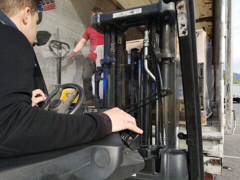 Transport logistique - d&eacute;chargement de camion