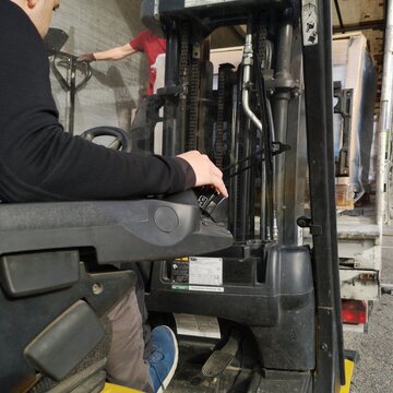 Transport logistique - D&eacute;chargement de camion au chariot &eacute;l&eacute;vateur