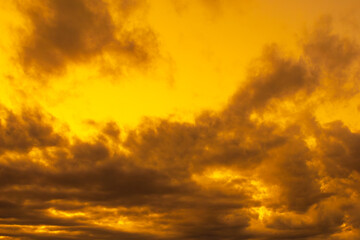 Obraz premium 空に雲が躍動する画像