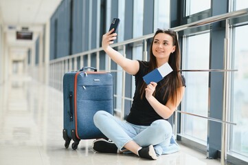 Obraz premium pretty woman waiting for her flight at airport