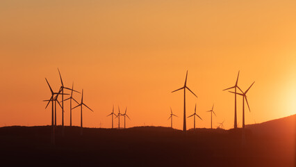 Windräder im Abendlicht bei Sonnenuntergang