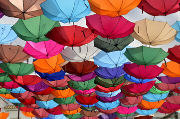 Paraguas adornando una fiesta en Andalucia España