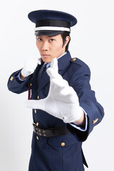 ファイティングポーズの男性警備員