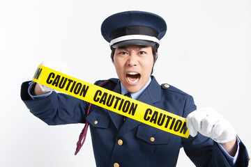 叫ぶ制服姿の男性警備員