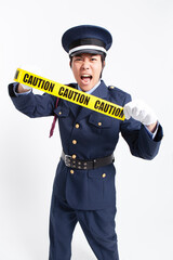 叫ぶ制服姿の男性警備員