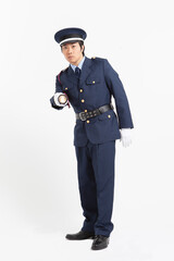 懐中電灯を持った警備員