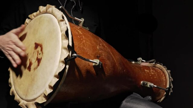 アフリカにルーツを持つキューバ生まれの打楽器バタドラムを暗闇で演奏する