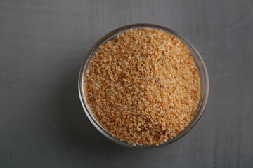 photo of dried garlic in a glass bowl