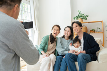 Obraz premium 記念撮影をする日本人三世代家族