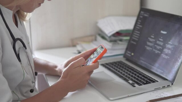 A female doctor uses GPT chat for a correct diagnosis