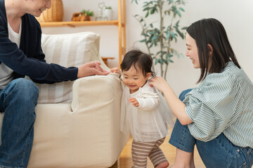 子供と遊ぶ日本人の親子