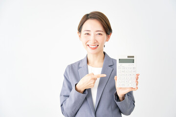 電卓を持つビジネスウーマン　白背景