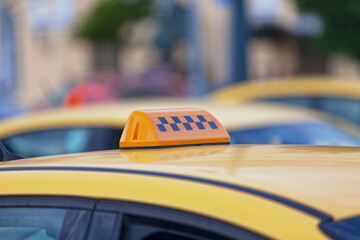 Yellow Russian taxi sign