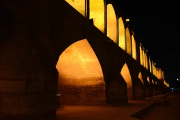 Cercles muraux Pont Khadjou Khaju Bridge in Isfahan lit up at dusk in Iran