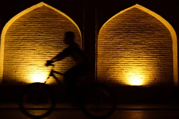Papier Peint photo autocollant Pont Khadjou Khaju Bridge in Isfahan lit up at dusk in Iran