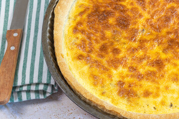 tarte au fromage, en gros plan, sur une table	