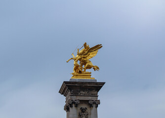 Obraz premium Golden Pegasus statue in Paris