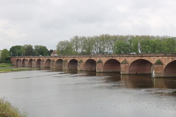 Le pont de la Loire sur le fleuve Loire, ville de Nevers, d&eacute;partement de la Ni&egrave;vre, France
