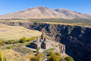 Obraz premium Drone view of Hovhannavank monastery, Kasakh canyon and Mount Ara on sunny autumn morning. Ohanavan, Aragatsotn Province, Armenia.