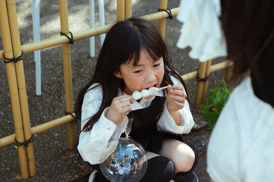 団子を食べる女の子
