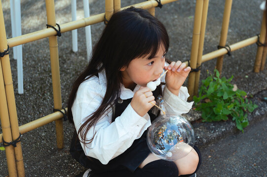 団子を食べる女の子
