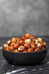 Obraz premium Hazelnut. Peeled hazelnuts in bowl. Superfood. Vegetarian food concept. Healthy snacks