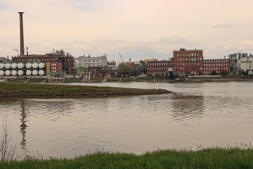 Naklejka premium Rhein-Neckar-Eck im Mannheim; Neckarmündung mit Blick nach Ludwigshafen (Neckar im Vordergrund)