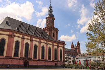 Fototapeta na wymiar Nibelungenstadt Worms; Barocke Dreifaltigkeitskirche am Markt mit Dom im Hintergrund