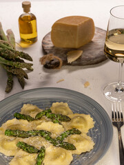 Asparagus tortellini with fried sprgelspitzen, served with white wine