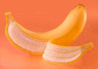 Banane geoeffnet auf hellem Fond