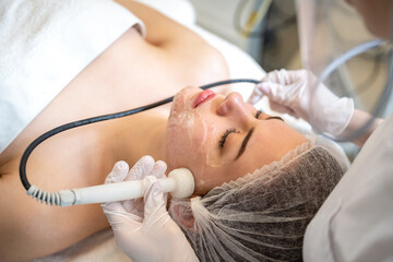 Obraz na płótnie Canvas Beautiful young woman having Radio frequency skin tightening treatment in beauty clinic
