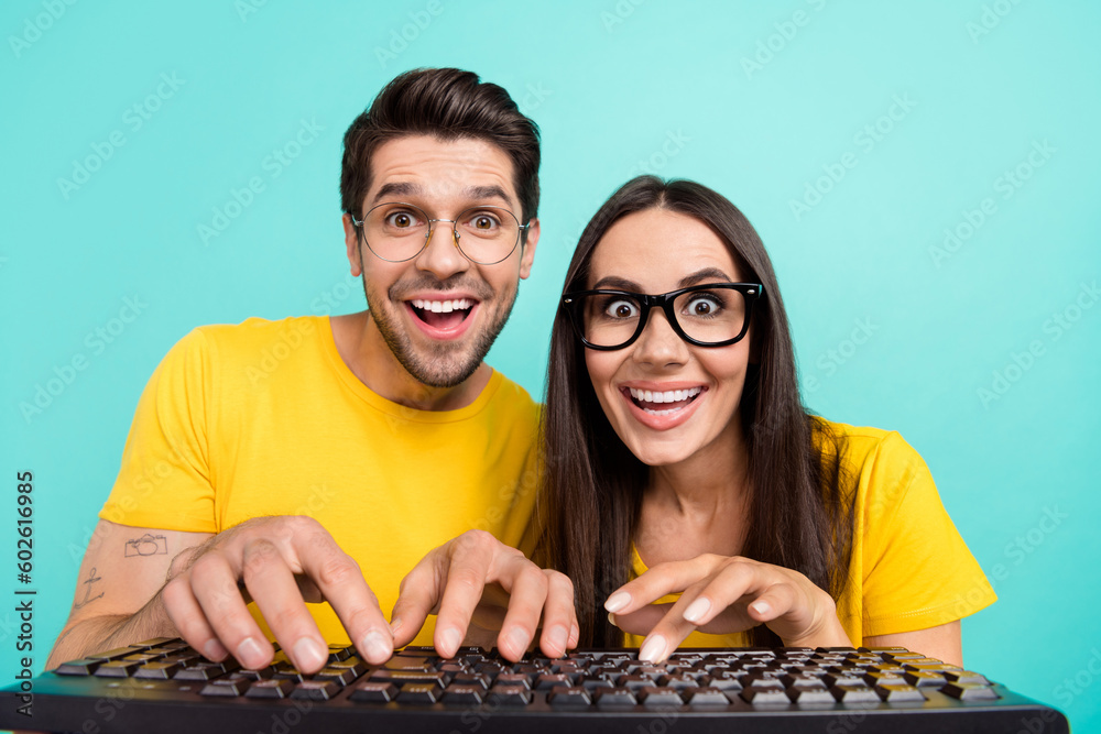 Aufkleber photo of overjoyed funny excited nerd geeks writing keyboard looking display surprised unexpected go