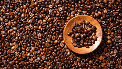 Palone ziarna kawy i drewnianym podstawkiem z mieloną kawą