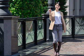 1つ　手　ジェスチャー　女性