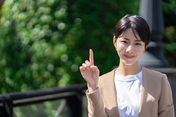 1つ　手　ジェスチャー　女性