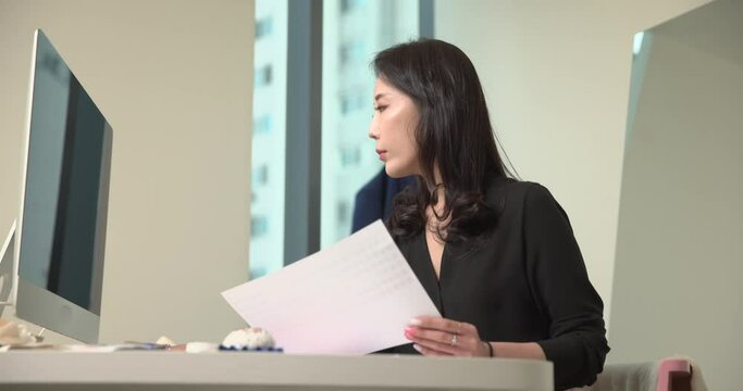 집무실에서 일하는 여성 리더