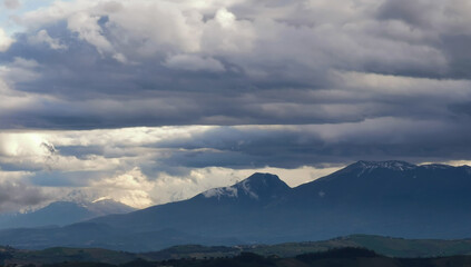 Monti innevati e valli degli Appennini in una nuvolosa giornata invernale