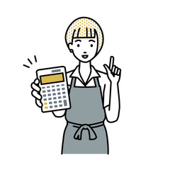 立って電卓を指差してこちらに向けて見せているエプロンをした店員の女性