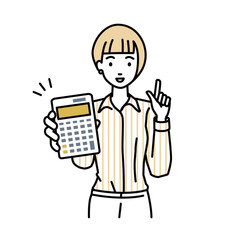 立って電卓を指差してこちらに向けて見せているブラウスの女性