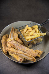 Escalopa, tempura y patatas fritas